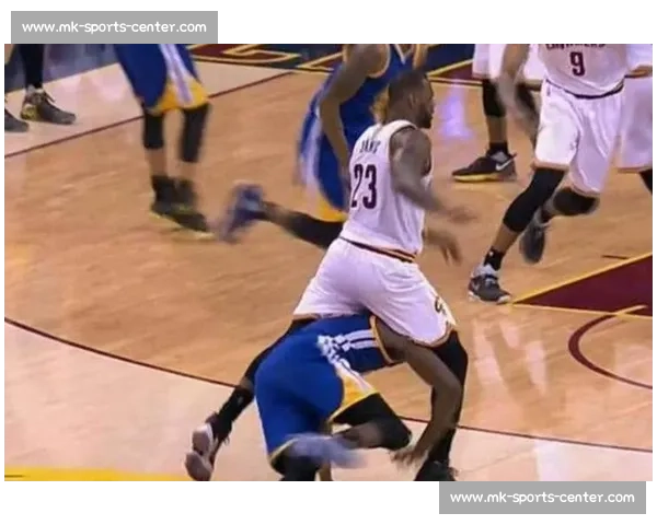 绝杀时刻！他用神级扑救化解对方攻势，成为全场最亮的星！